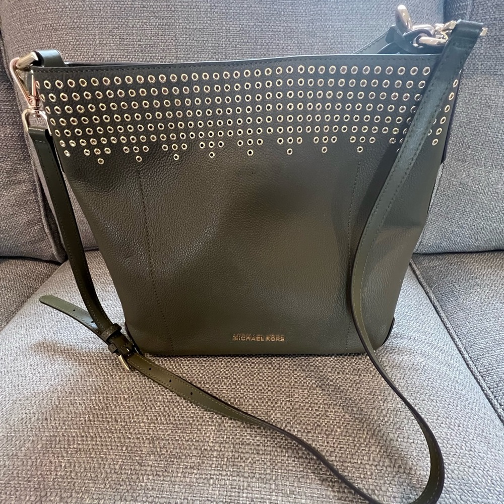 Beautiful olive green bag with crossbody strap with gold detail